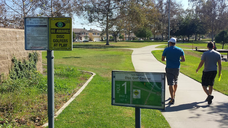 Monet Kalifornian frisbeegolfradoista on suunniteltu vaarallisesti keskelle kaikkea muuta toimintaa. Ammattitaitoinen suunnittelija ei koskaan suunnittelisi kuvassa esitettyä väylää kävelyteiden keskelle.